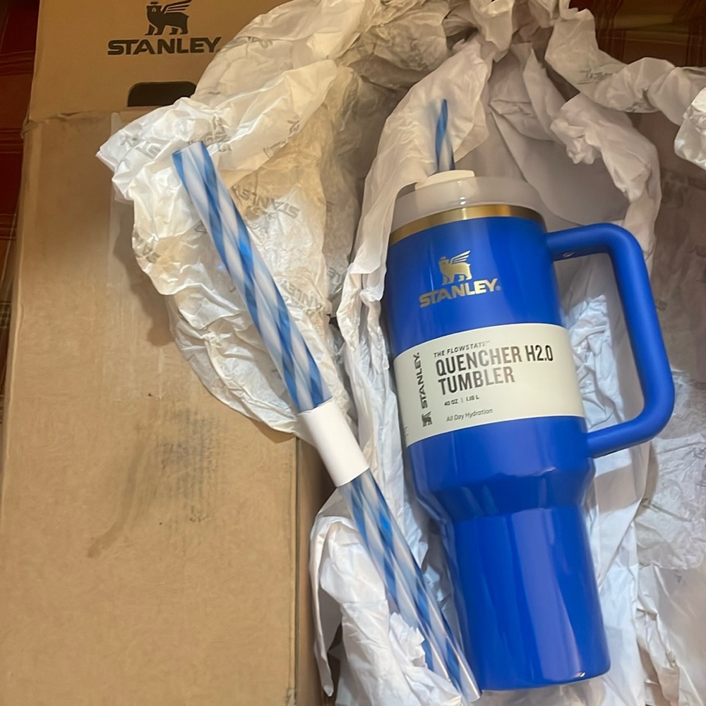 🥶CHEAPEST💙NIB AUTHENTIC STANLEY ARTIC TWIST BLUE white 40oz tumbler quencher